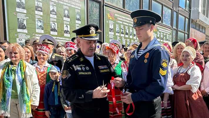 В Севастополе открылась фотовыставка на фасадах Дома офицеров ЧФ