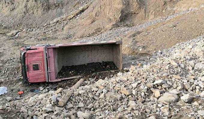 В Бурятии погиб молодой водитель съехавшего с горной трассы грузовика