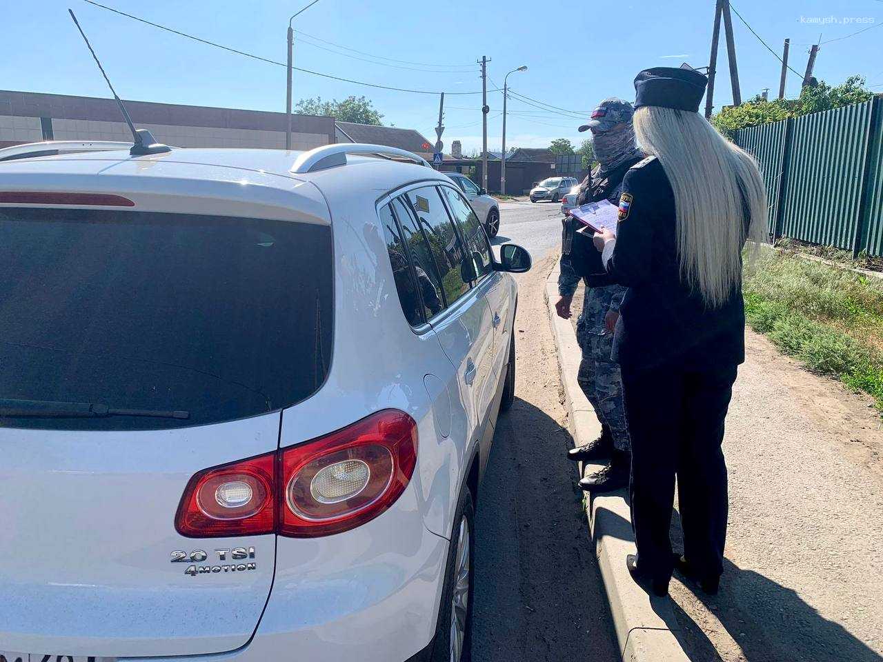 У экс-главы управляющей компании из Астрахани задержали иномарку за долги