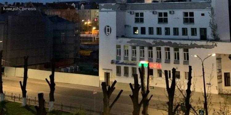 РосСМИ сообщили о дроновых «прилетах» по НПЗ в Краснодарском крае и Ленинградской области (видео)