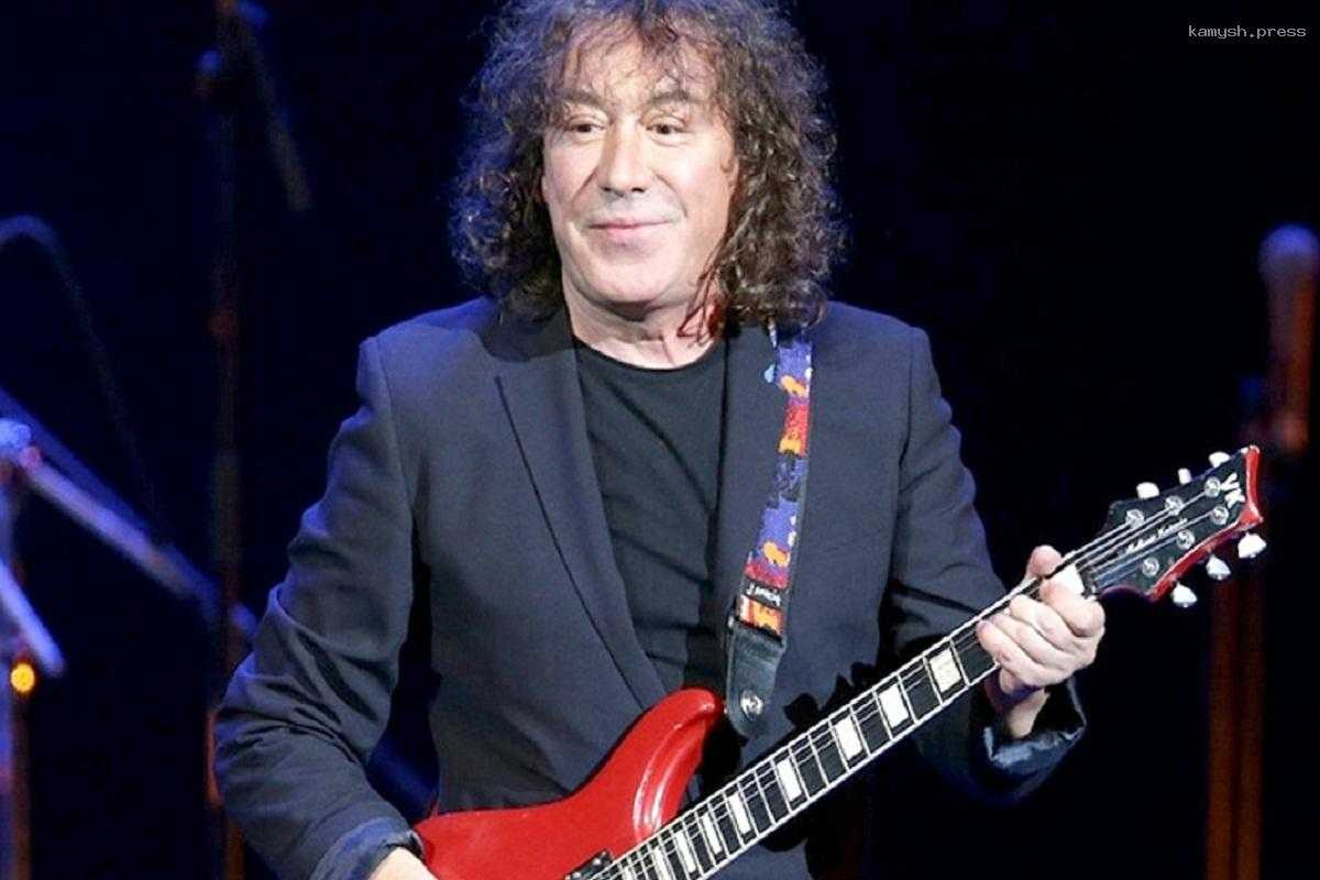 Певца Владимира Кузьмина раскритиковали за пение на концерте в Уфе