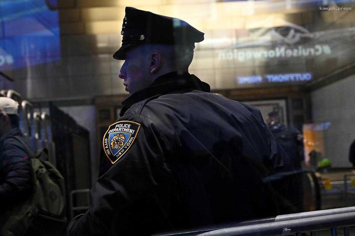 В США неизвестный обстрелял машину с семьей и похитил ребенка