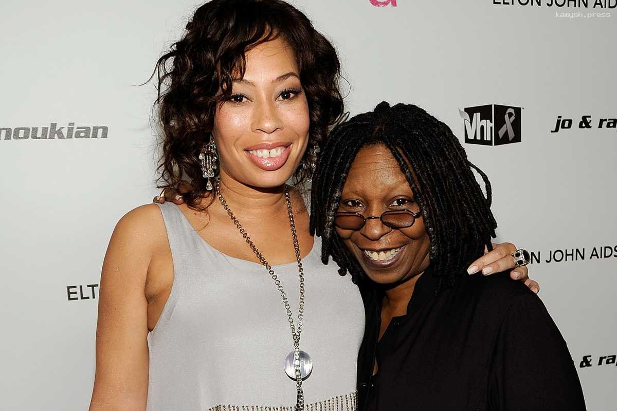 Дочь Вупи Голдберг рано родила, чтобы отомстить маме за невнимание и популярность