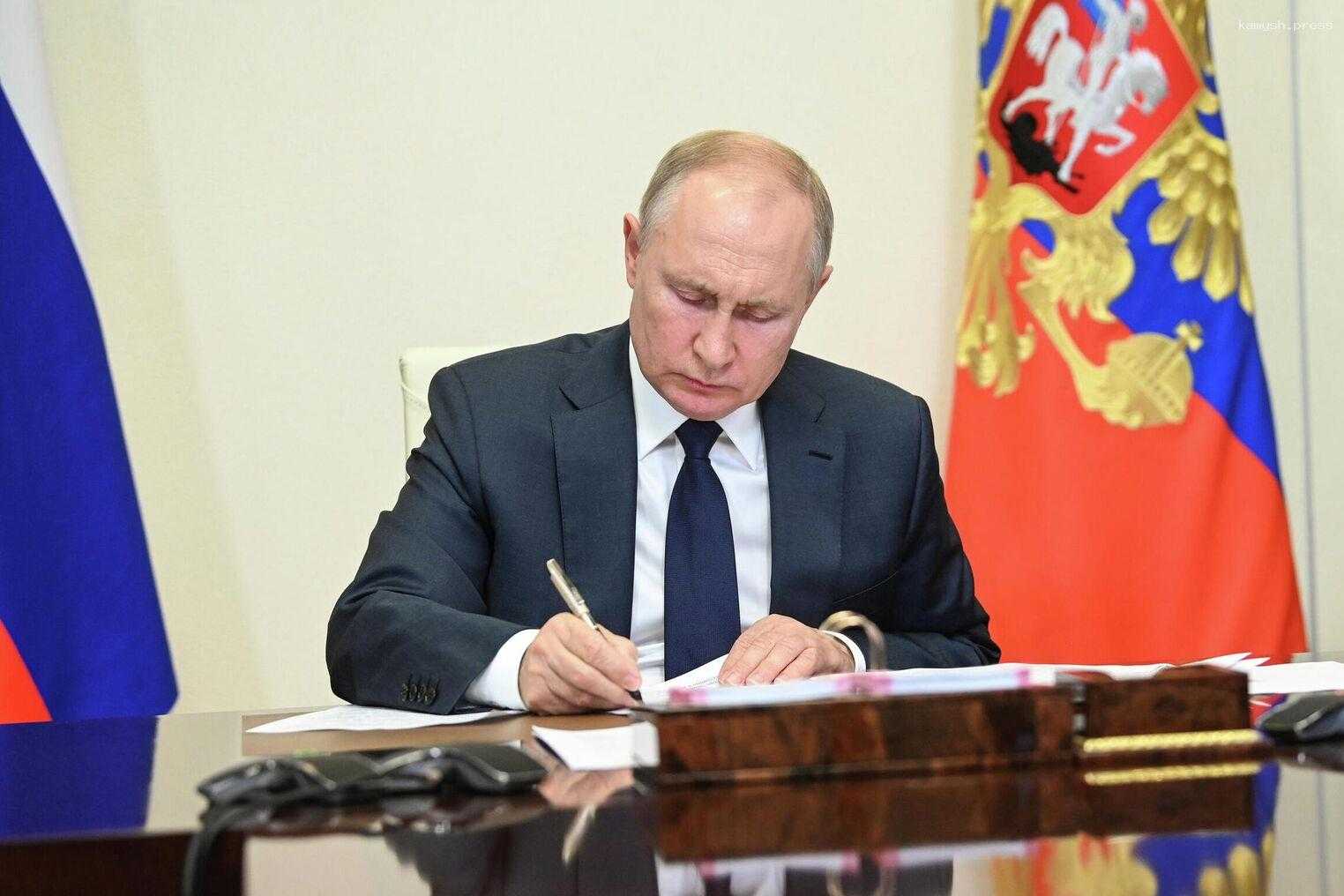 Путин поблагодарил двух ямальцев за работу