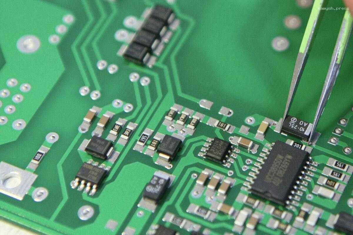 США более чем вдвое снизили поставки оборудования для чипов в Китай