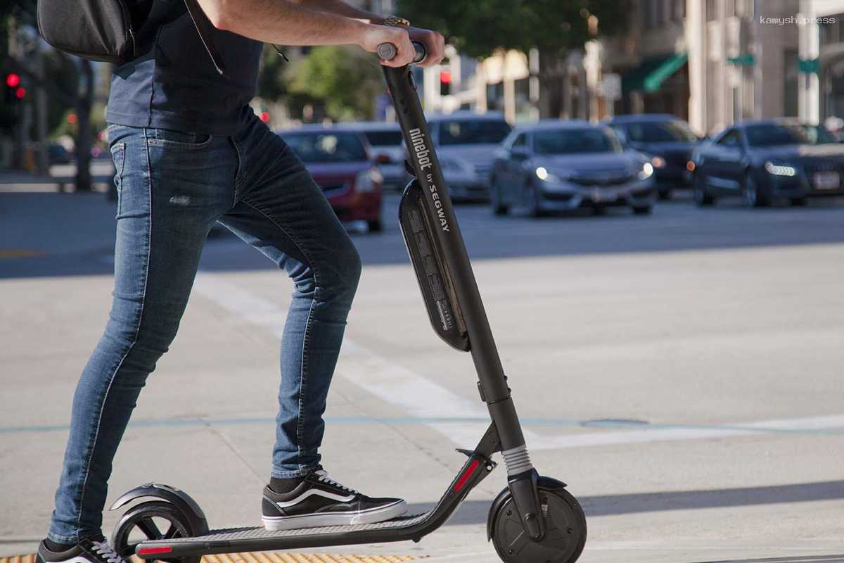 Автоюрист Славнов предложил ввести особую категорию водительского удостоверения для самокатчиков