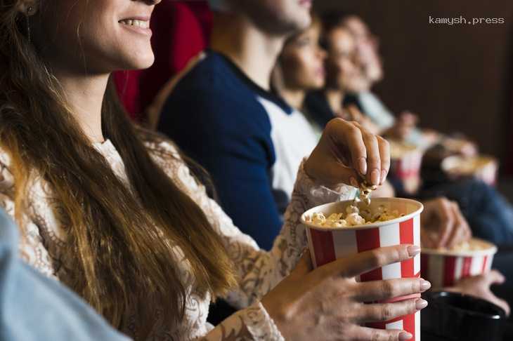В кинотеатрах России снова стали показывать фильмы в рамках «предсеансового обслуживания»