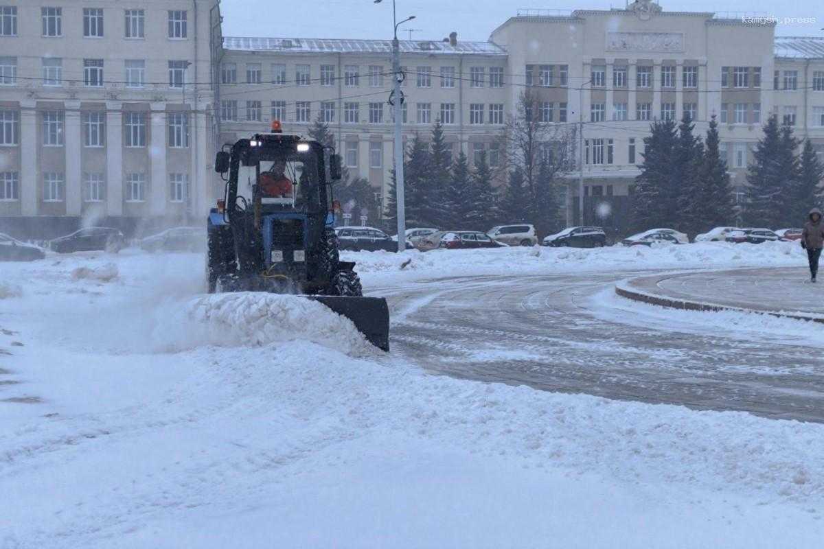 Коммунальщики занимаются устранением последствий снегопада в Архангельске