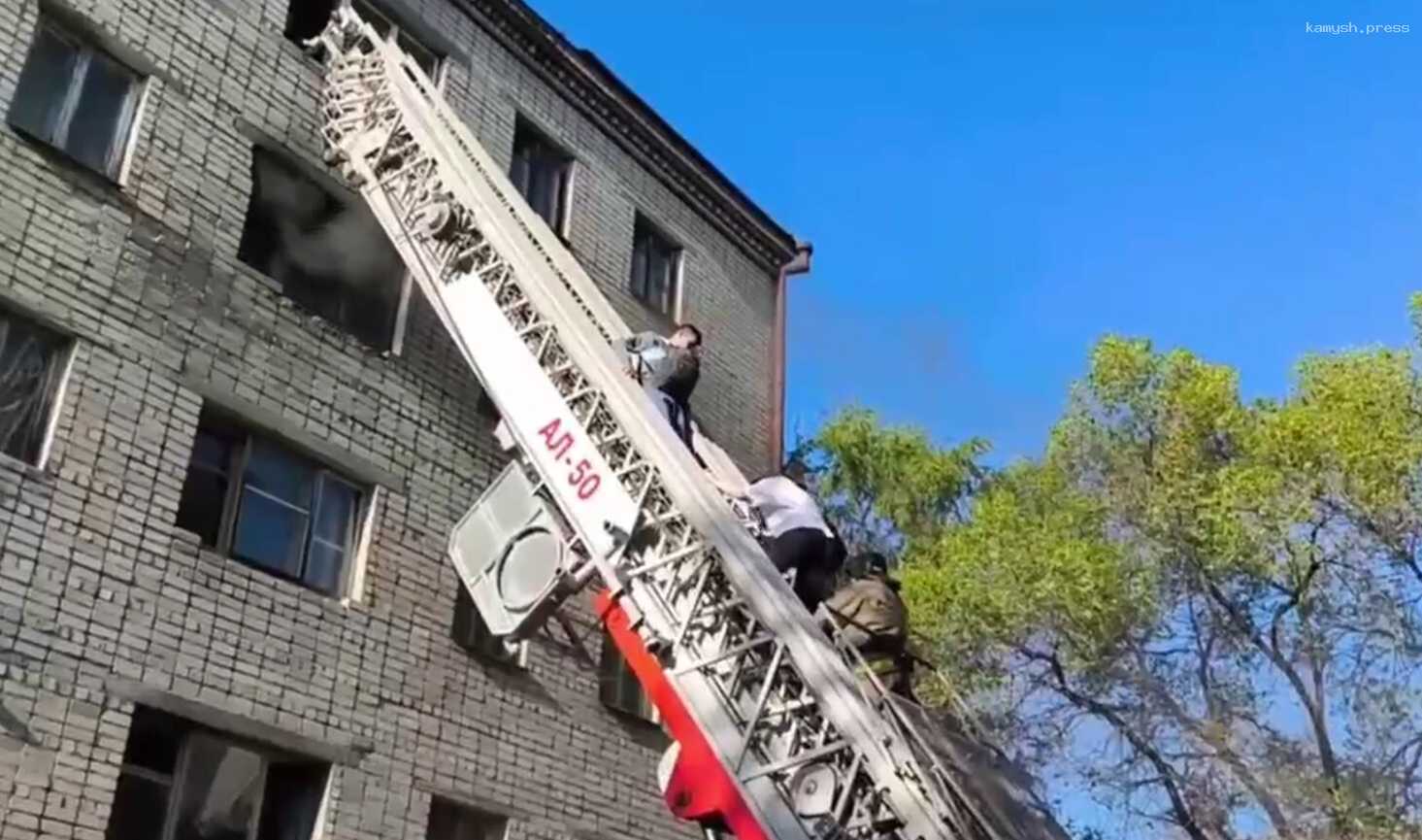 19-летняя жительница Благовещенска сожгла комнату с помощью фейерверка по требованию мошенников