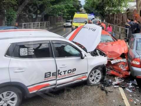 Четыре автомобиля столкнулись в поселке под Сочи
