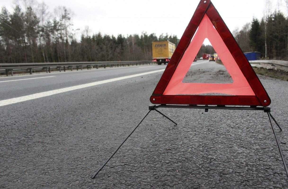 В Магадане неизвестный водитель сбил двух пешеходов и скрылся с места происшествия