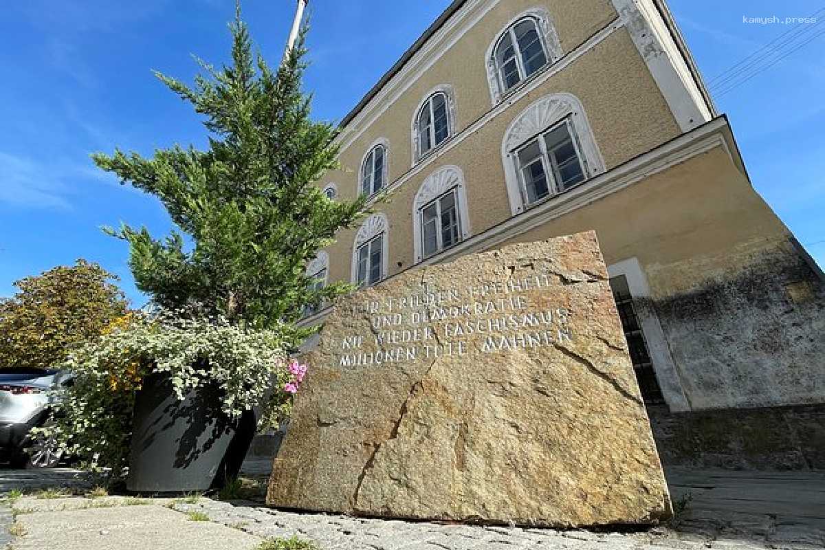 В Австрии у дома Гитлера задержали четырех немцев за возложение цветов ко дню его рождения