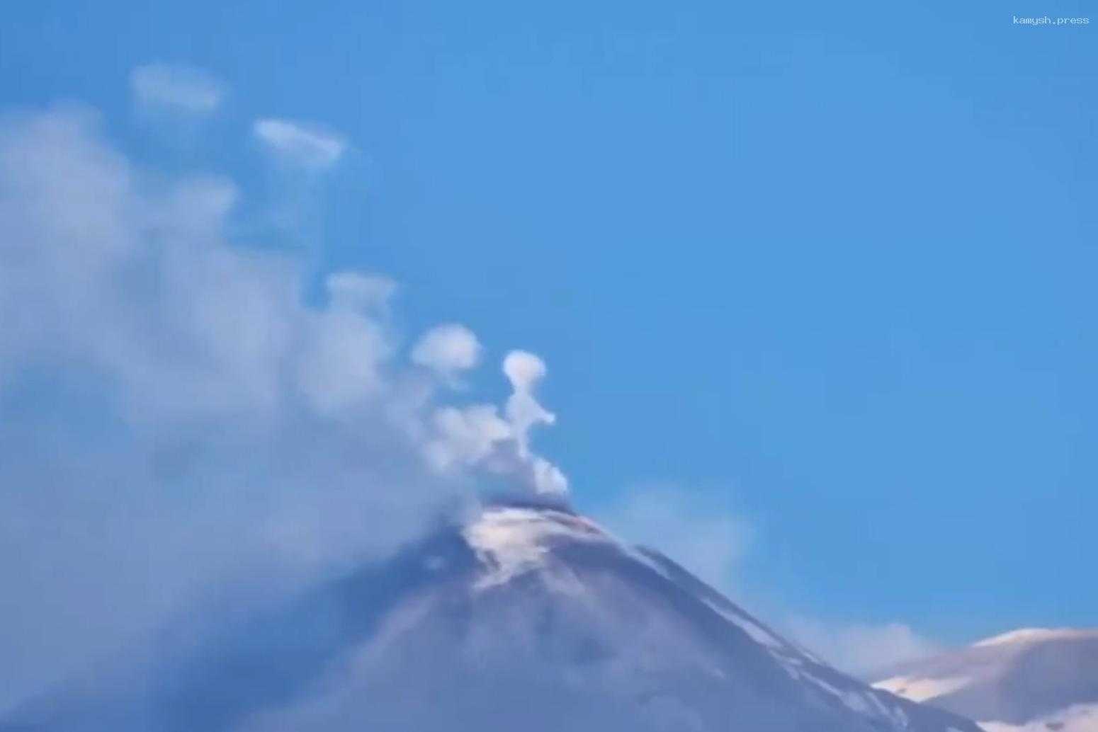 Крупнейший в Европе вулкан Этна выпустил дымовые кольца