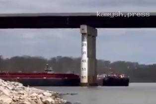 В американской Оклахоме баржа врезалась в мост