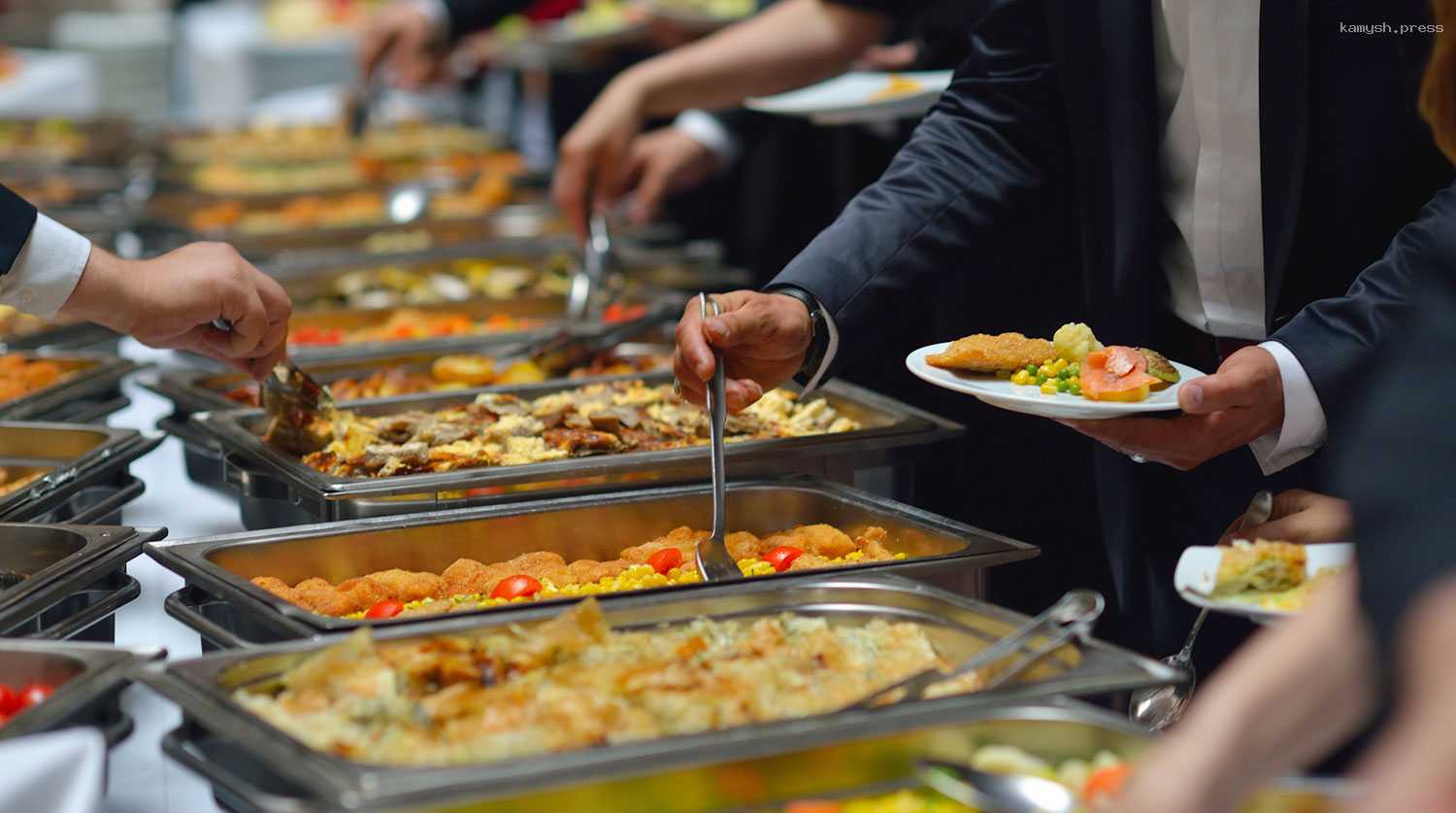 Эксперт по этикету назвала важные правила поведения за шведским столом