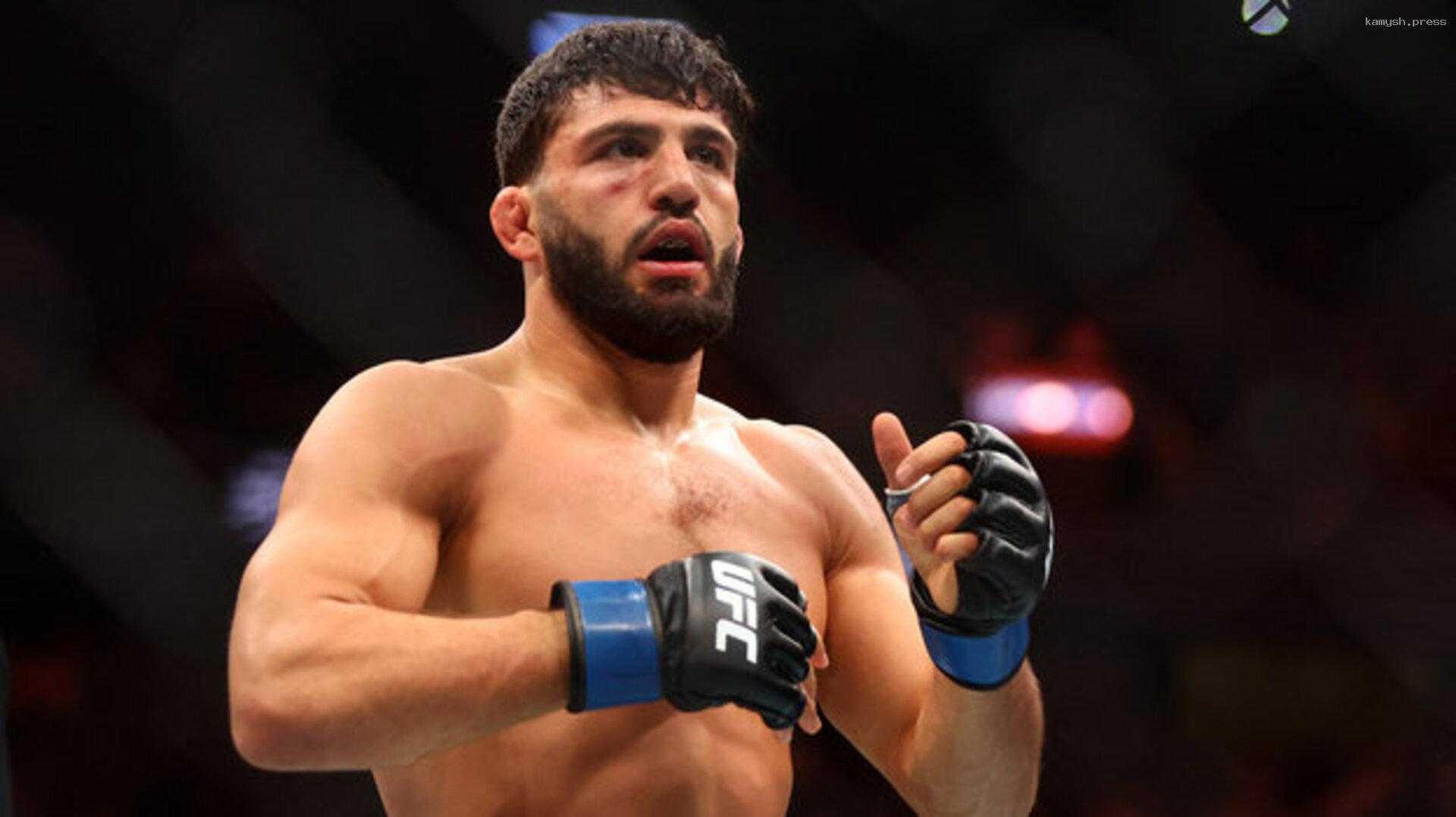 Неприличный жест из зала привел Царукяна к победе над бразильцем