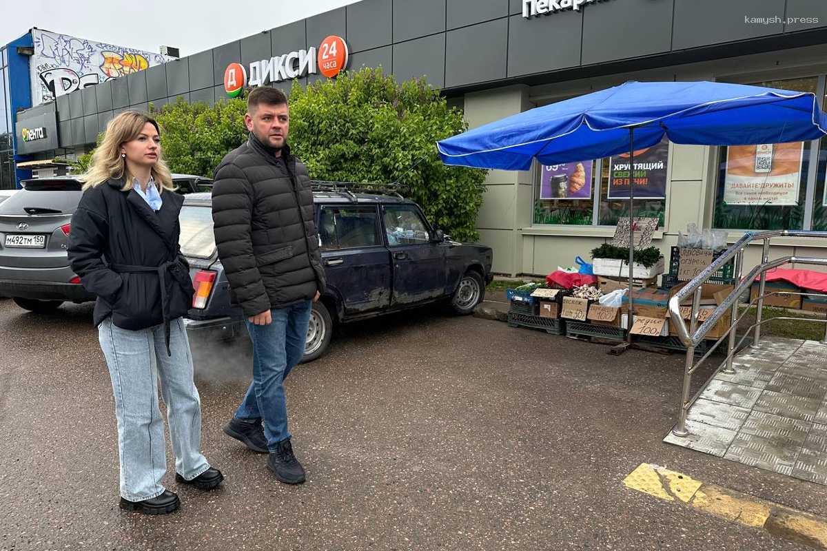 Артем Попов проверил состояние объектов торговли на Весенней улице в Чехове