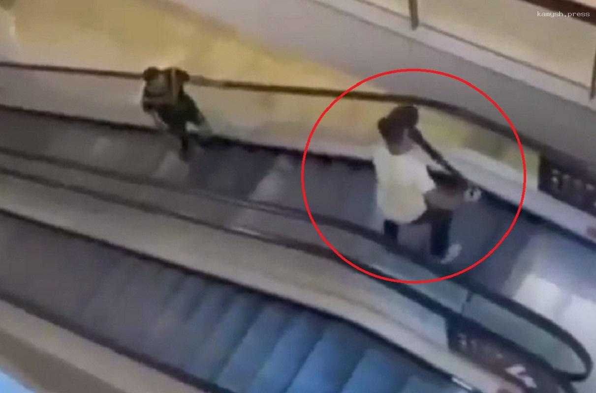 В Сиднее не установили личность мужчины, противостоявшего бандиту с ножом в ТЦ, версия о россиянине проверяется