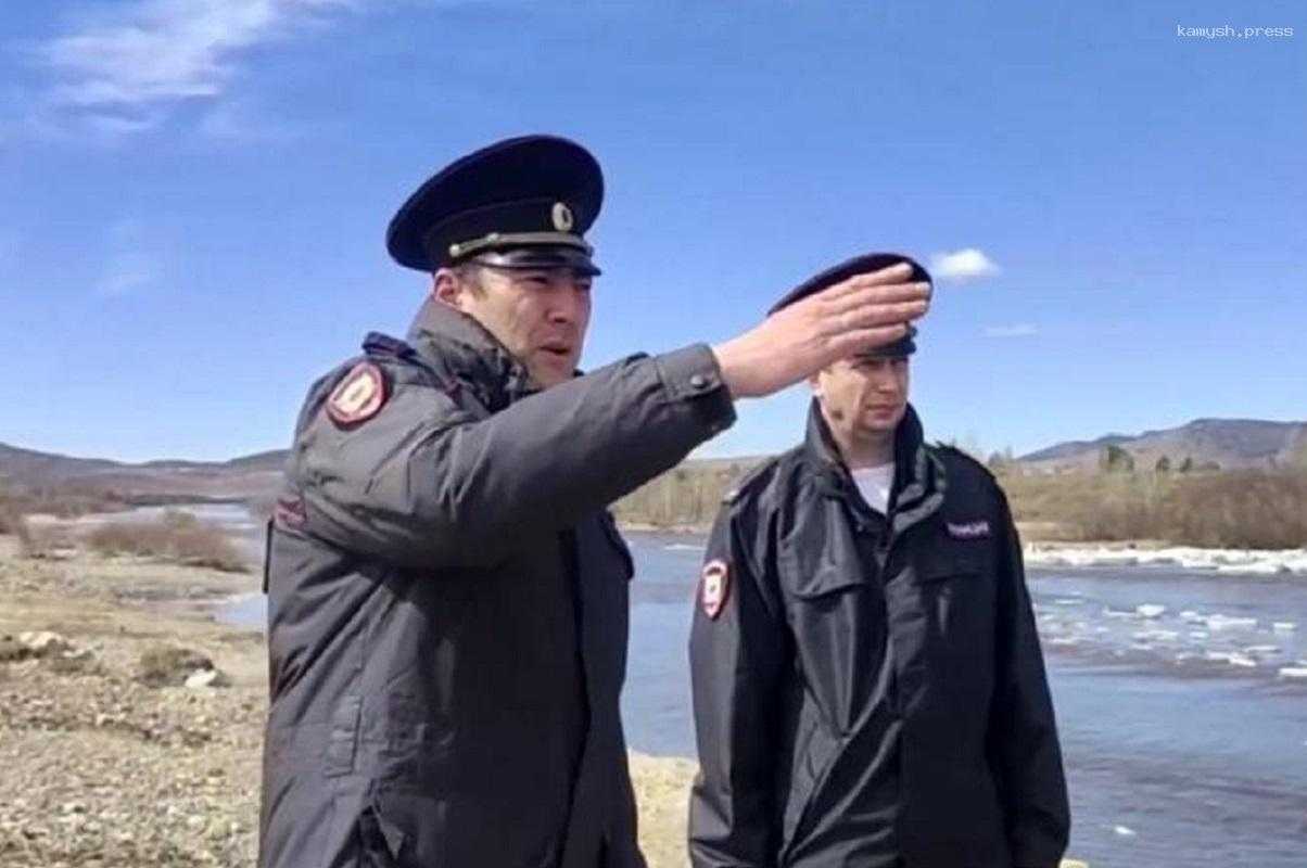 Полицейских из Забайкалья наградили за спасение школьника со льдины на реке Унде
