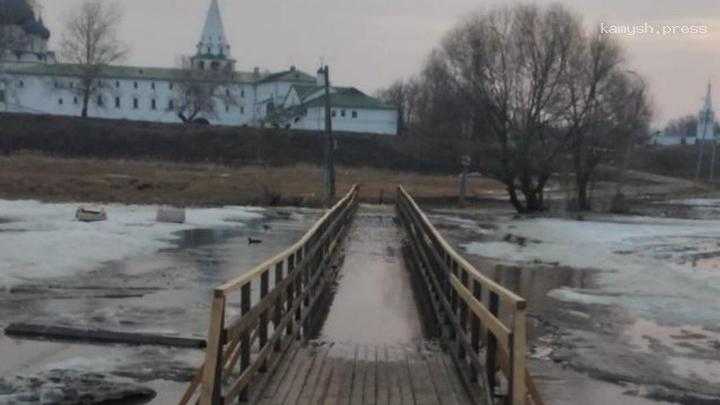 В Суздале половодьем сносит пешеходные мосты