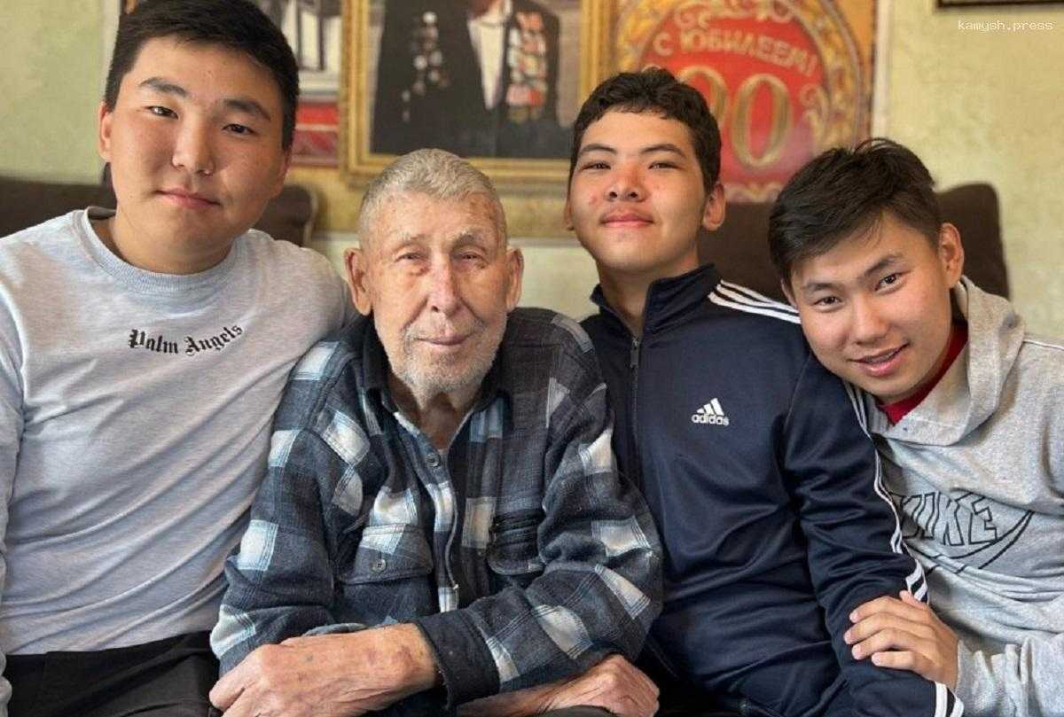 Волонтеры «Добрых сердец Тувы» сделали ветерану Великой Отечественной войны косметический ремонт