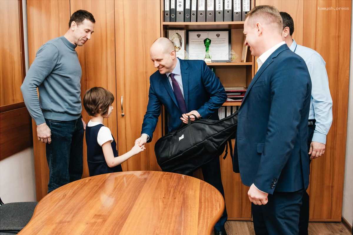 Максим Красноцветов вручил девочке из г.о. Пушкинский виолончель