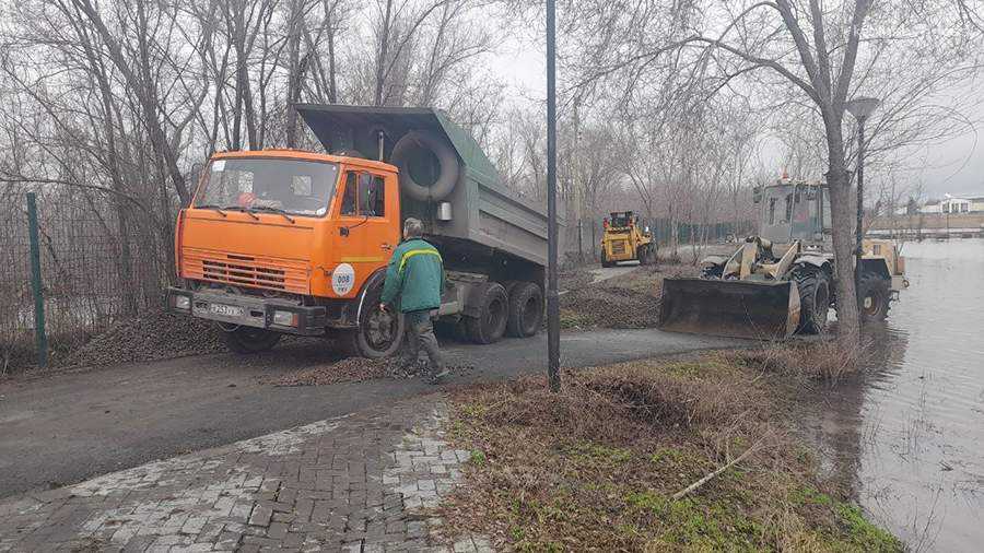 Еще в одном городе Оренбуржья произошёл перелив воды через дамбу