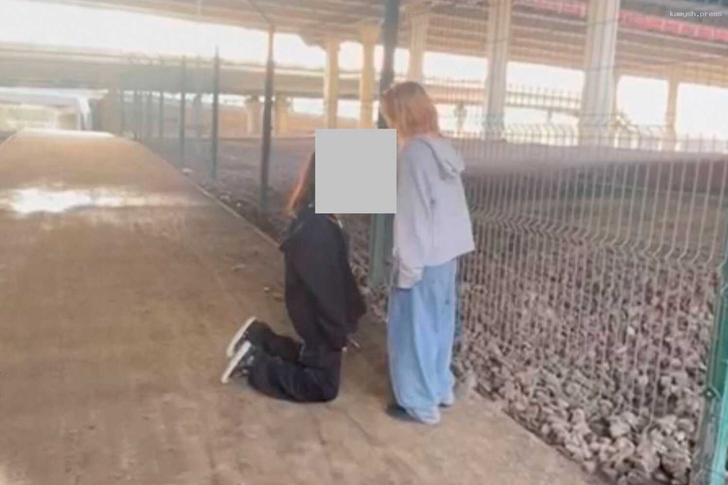 Юная петербурженка жестоко избила сверстницу, а потом поставила ее на колени