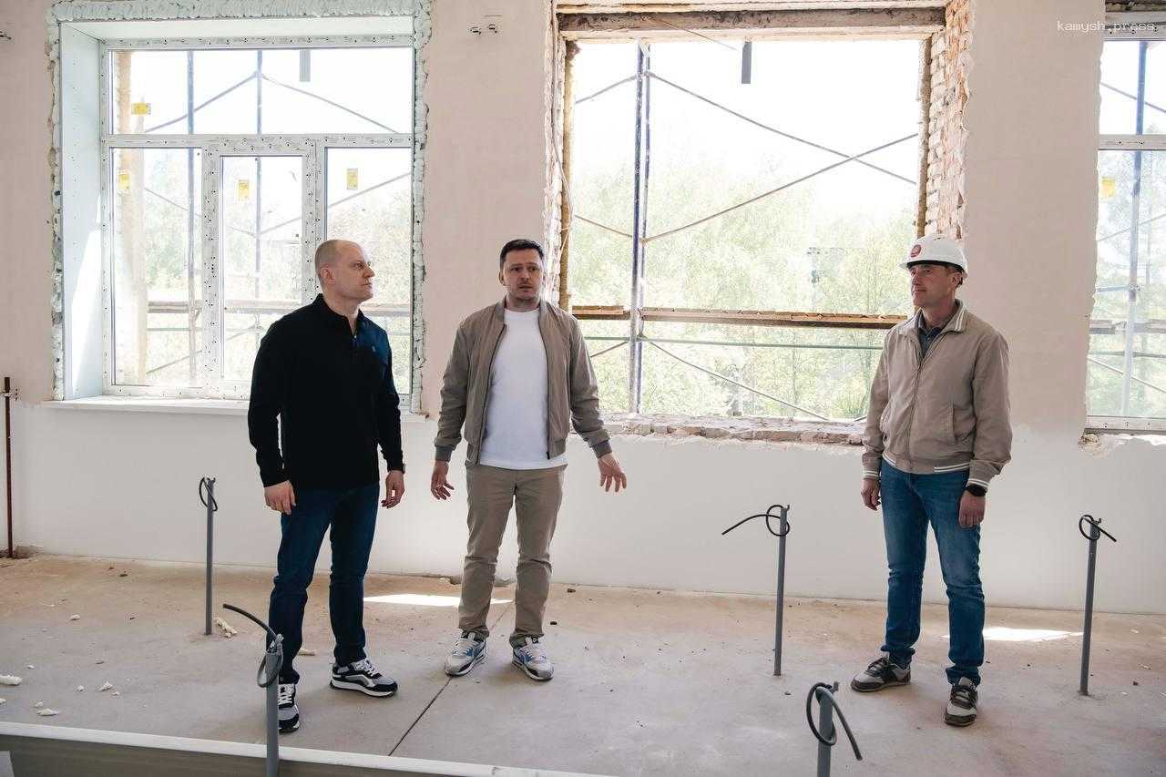 Глава г.о. Пушкинский Максим Красноцветов проинспектировал работы на соцобъектах