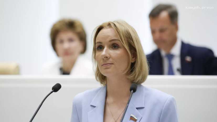 Омбудсмен Львова-Белова наградила подростков, выводивших людей в «Крокусе»