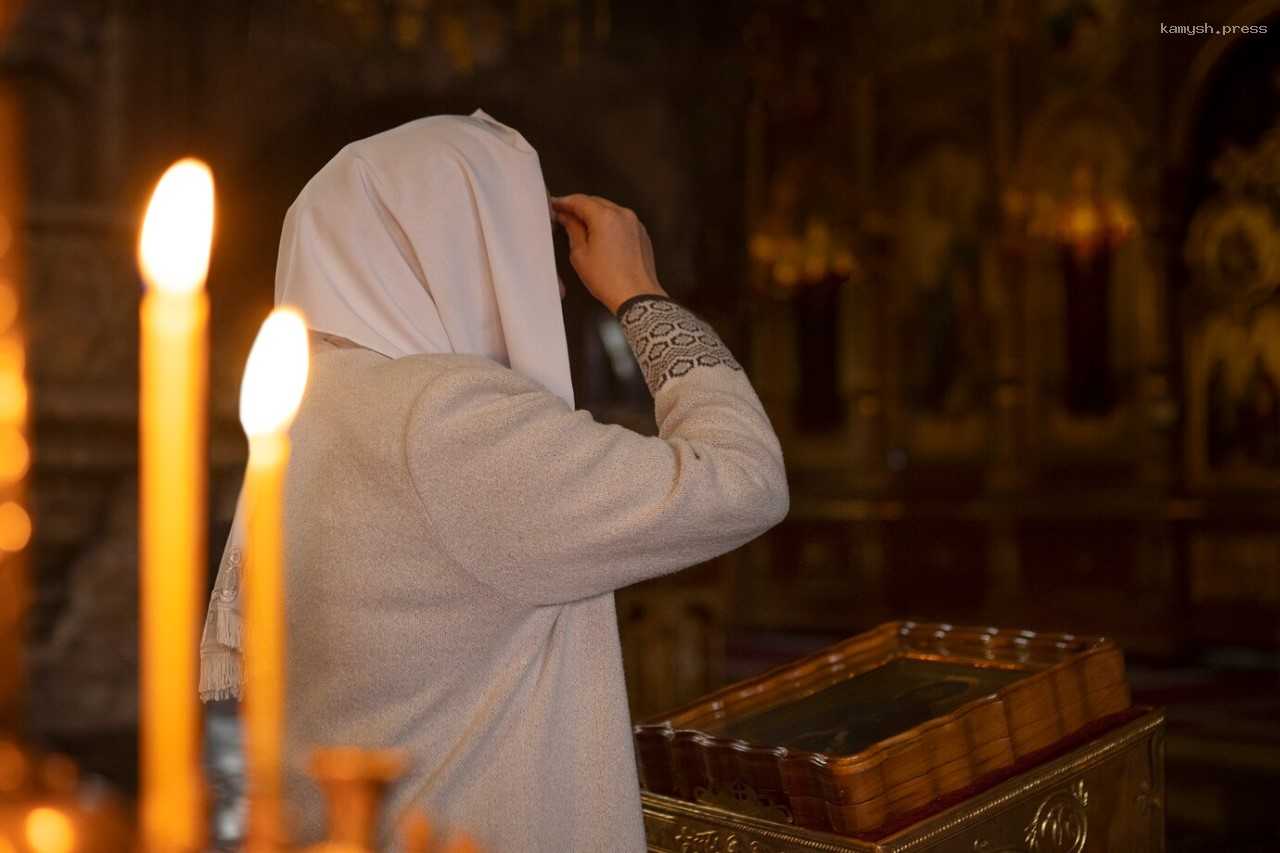 Священник объяснил, за каких людей нельзя приносить записки в храм