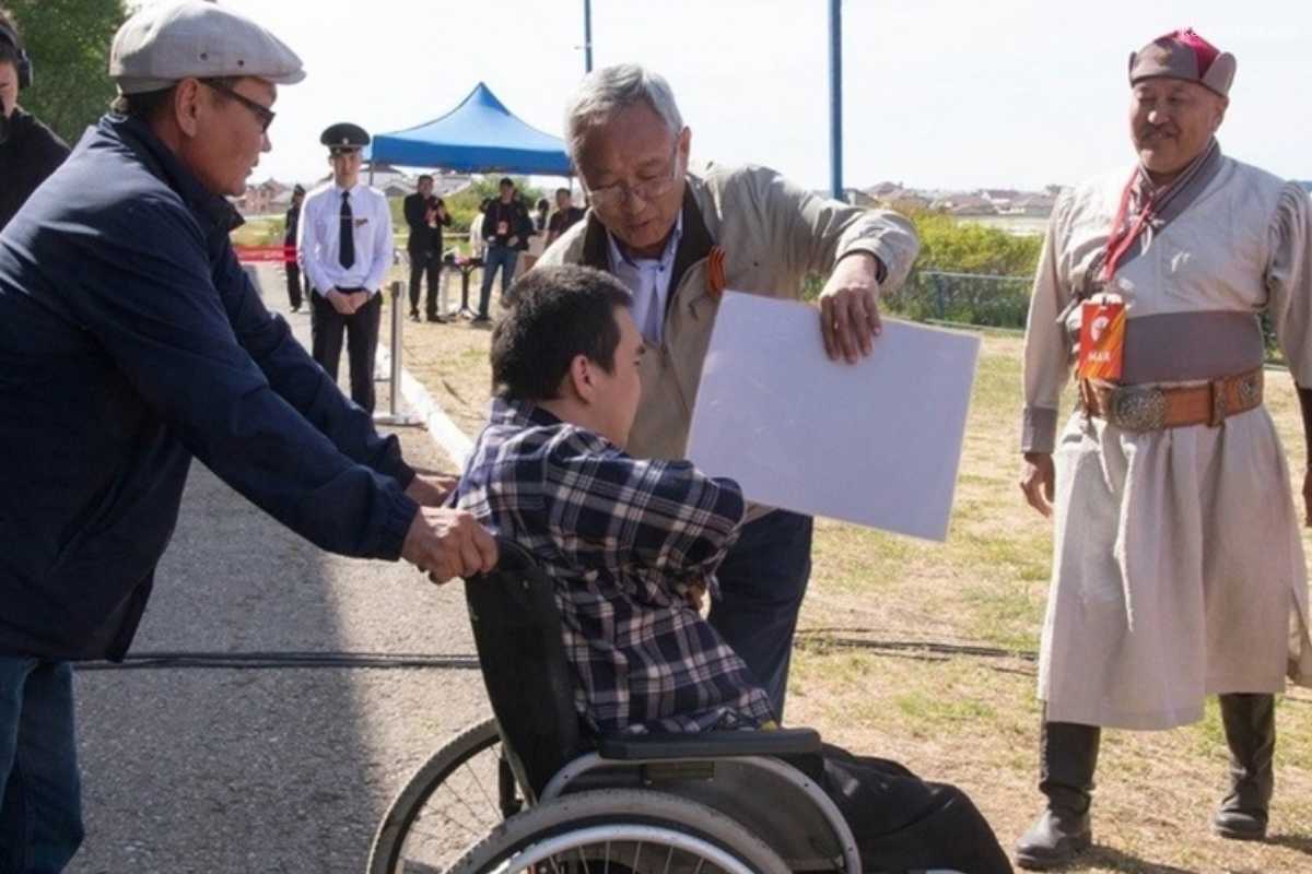 В Элисте победитель соревнований по стрельбе из лука вручил приз зрителю, активно его поддерживавшему