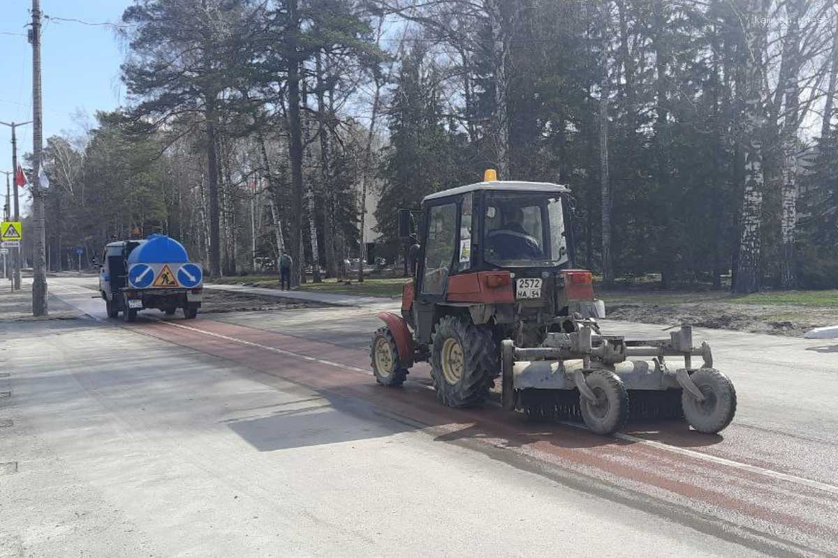 В Советском районе Новосибирска уборку в смену проводят 25-27 единиц техники