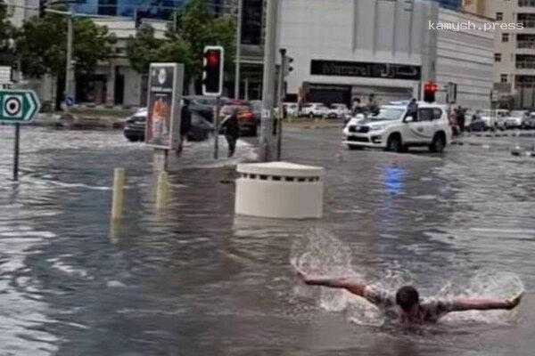 Россиянин устроил заплыв по затопленному Дубаю