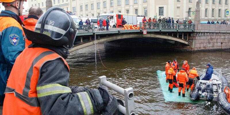 Стало известно, кто управлял автобусом, упавшим в Мойку в Петербурге