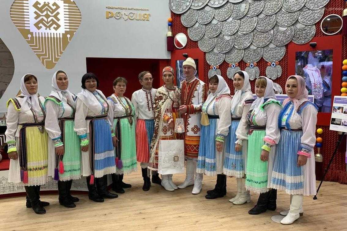 Влюбленные из Марий Эл обручались на форуме «Россия» во время массового бракосочетания