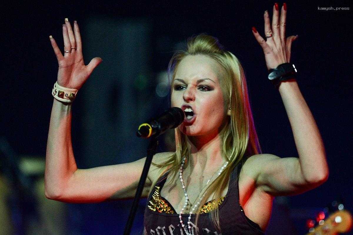 Экс-солистка «Ленинграда» Алиса Вокс озвучила настоящую причину увольнения из группы Юлии Коган