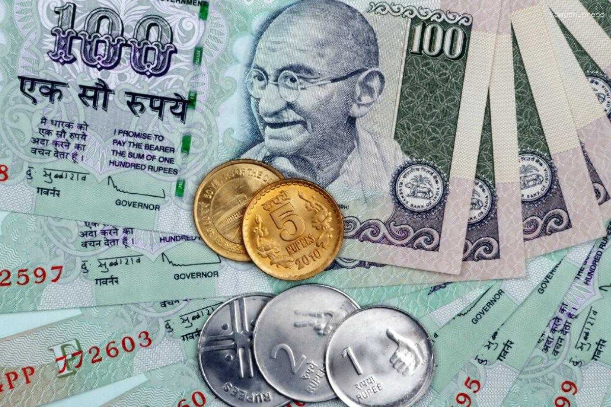 На фоне роста доллара подешевела валюта Индии