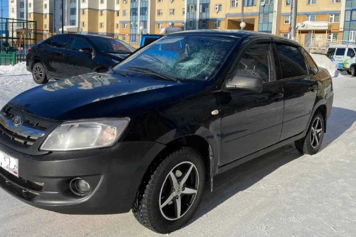 В Салехарде легковушка сбила ребенка во дворе дома