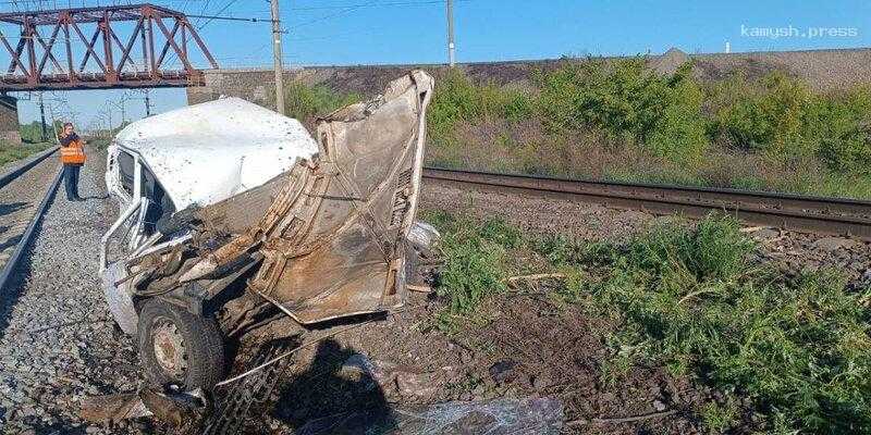 В Челябинской области пассажирский поезд раздавил ВАЗ, пока приехавшая на нем влюбленная пара гуляла в поле