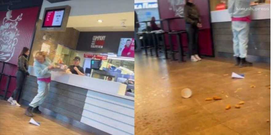 Посетитель и кассир заведения фастфуда начали кидаться едой из-за денег