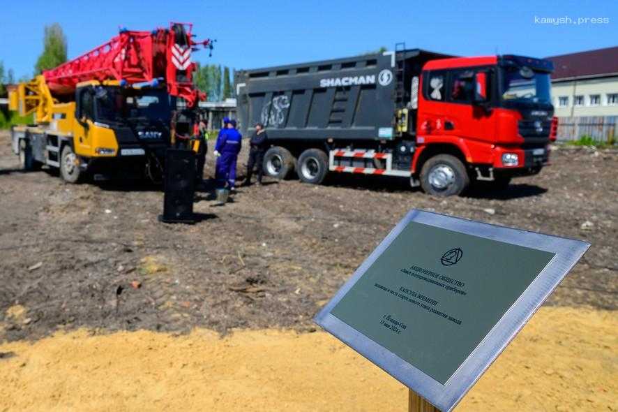 Зайцев заложил капсулу времени в фундамент корпуса завода полупроводниковых приборов