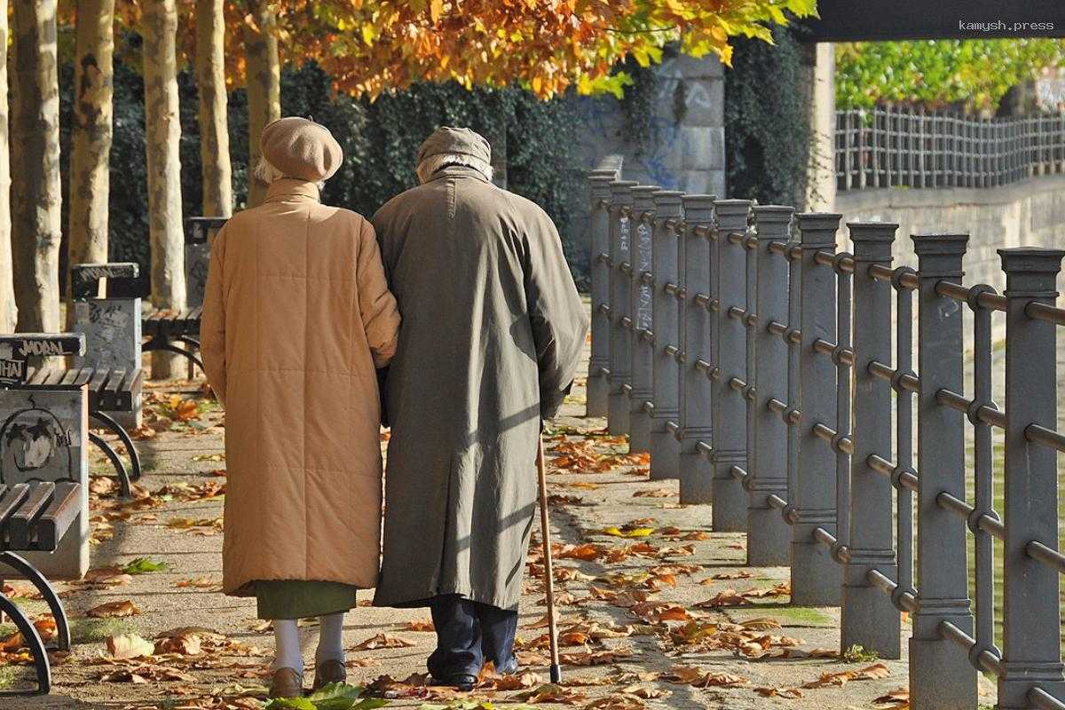 Ученые выяснили, почему в старости люди тише ходят