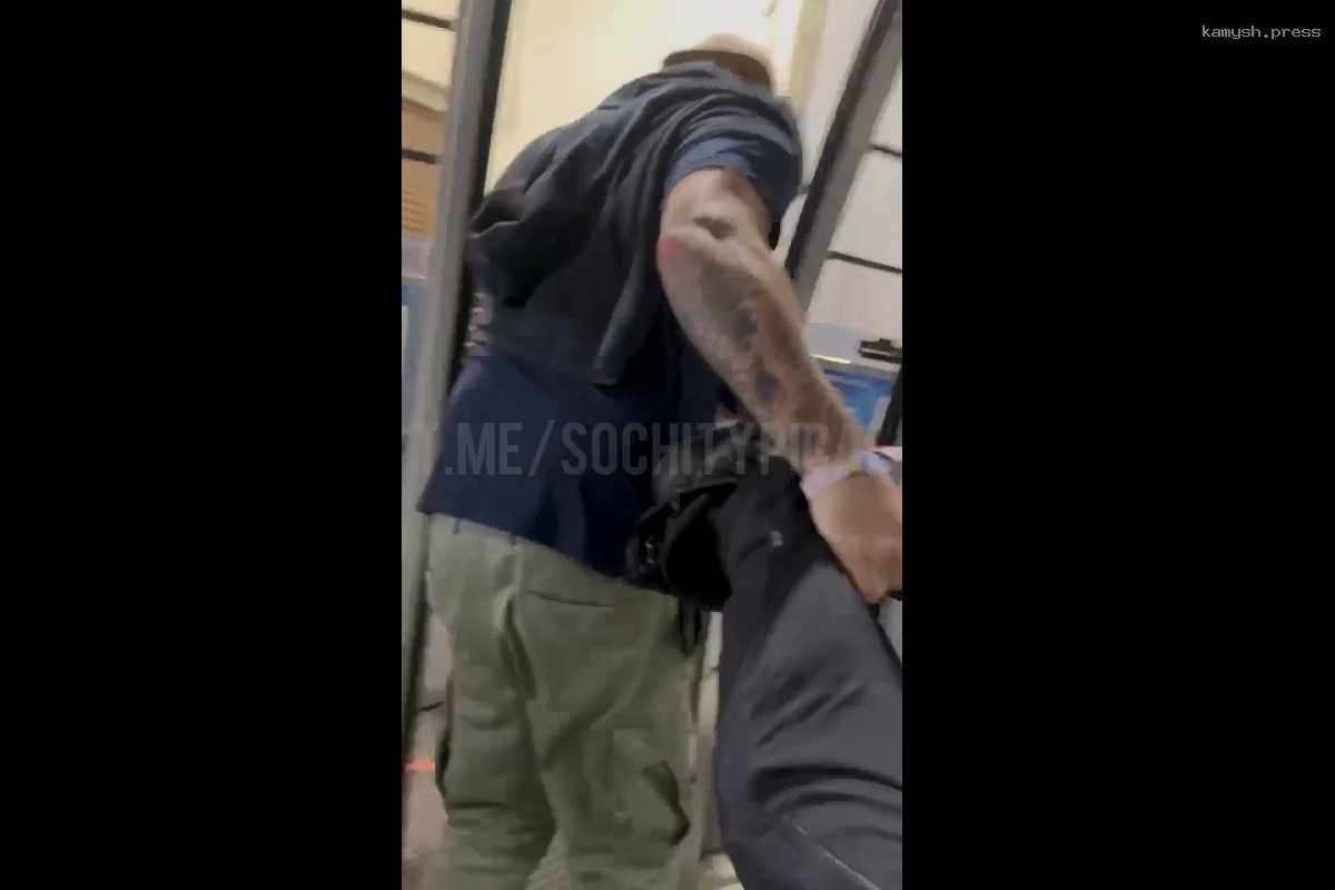 В Сочи полиция проверяет видео, на котором мужчина пытался вытащить пассажирку из кабинки канатной дороги