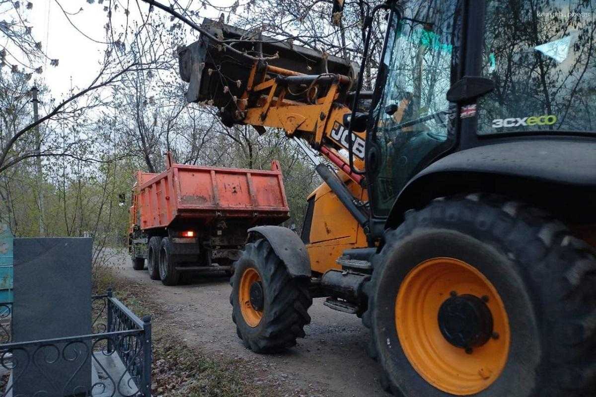 С иркутских кладбищ в преддверии родительского дня вывозили мусор в усиленном режиме