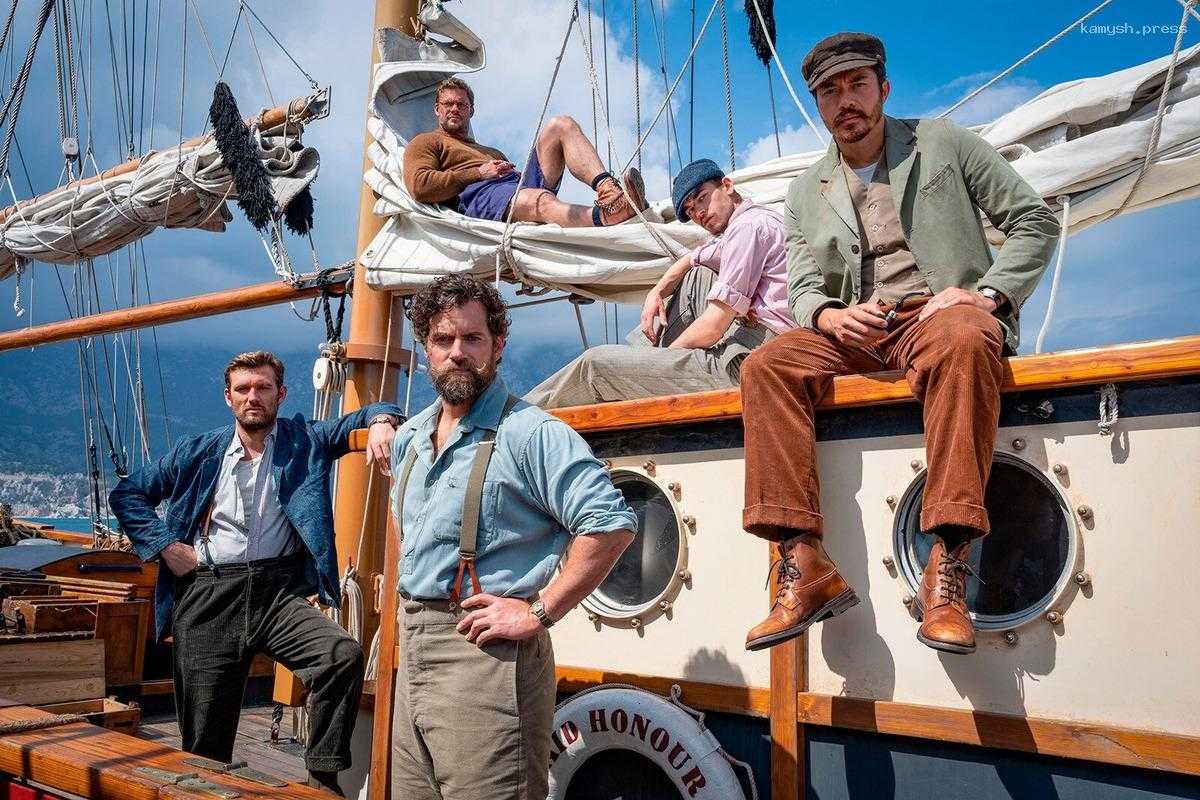 В России вышел новый фильм Гая Ричи с Генри Кавиллом