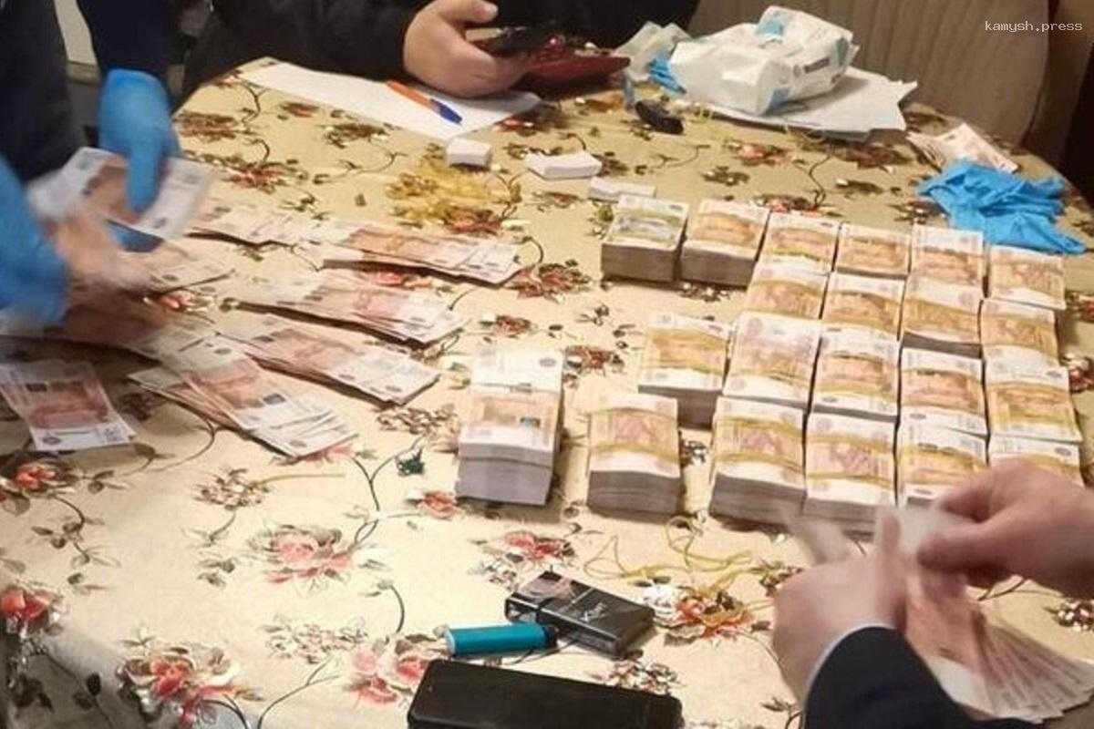 В квартире подозреваемого в убийстве москвича на парковке нашли 44 млн рублей и 300 тысяч долларов США