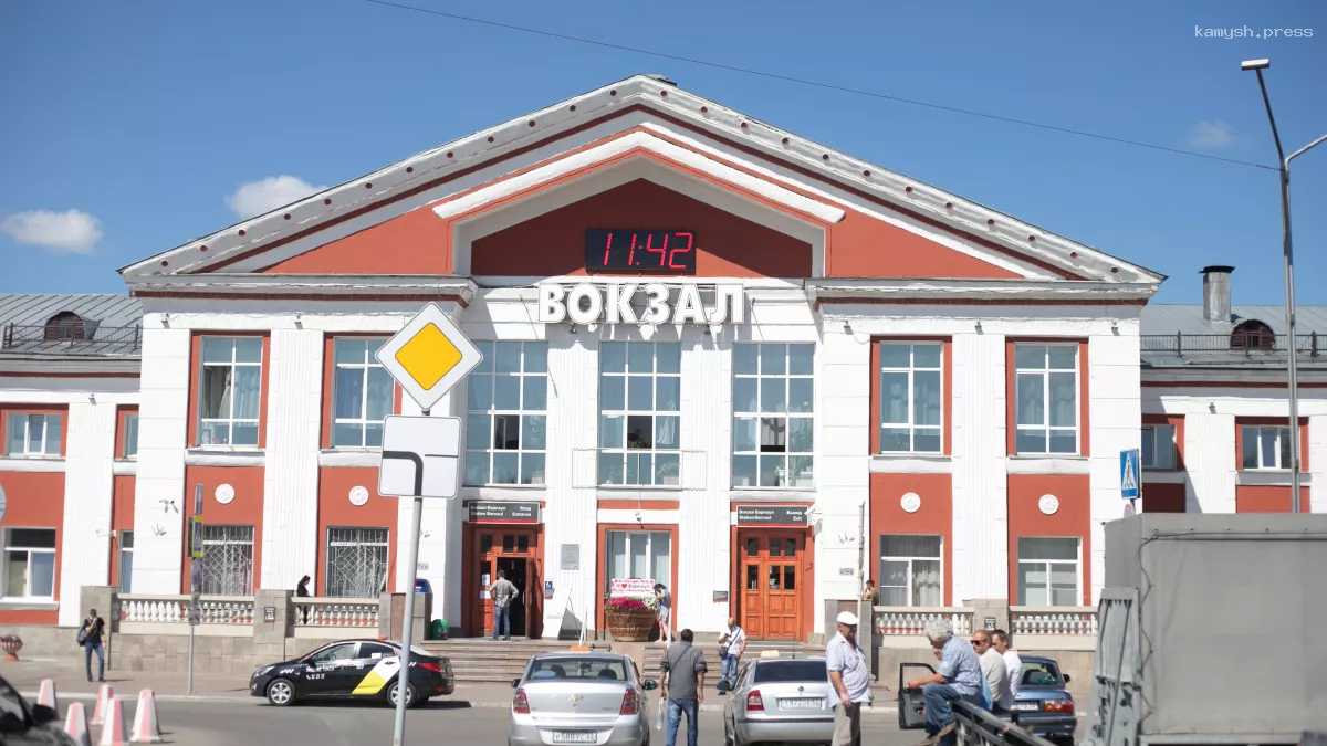 Стало известно состояние девочки, сброшенной отцом со второго этажа вокзала в Барнауле