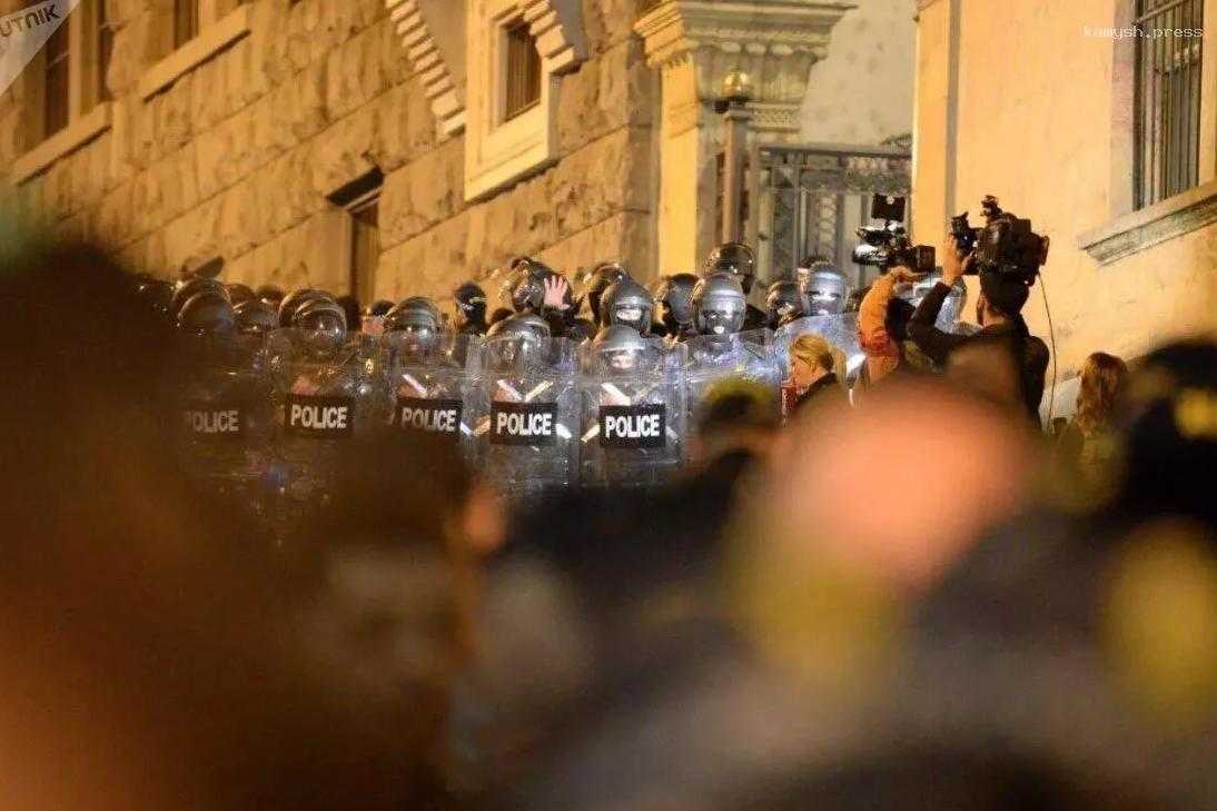 На митинге в Тбилиси пострадали три правоохранителя