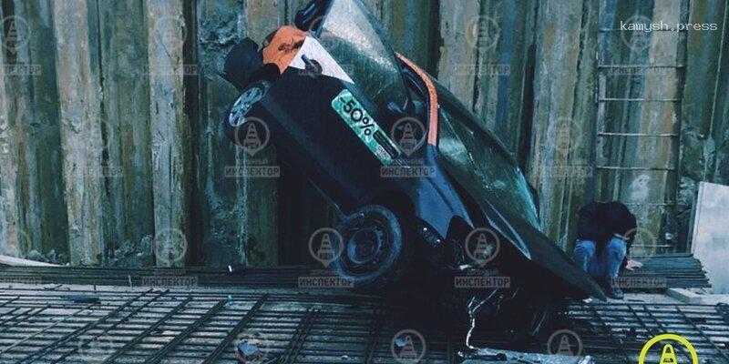 Машина с пьяным водителем за рулем упала в котлован при пытке скрыться от сотрудников ДПС в Петербурге